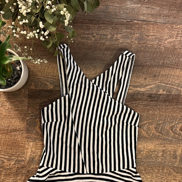 ✨🎄HOLLISTER || A-LINE / SKATER DRESS || SIZE S (FITS LIKE XS) ✨🎄 - Picture 3 of 10